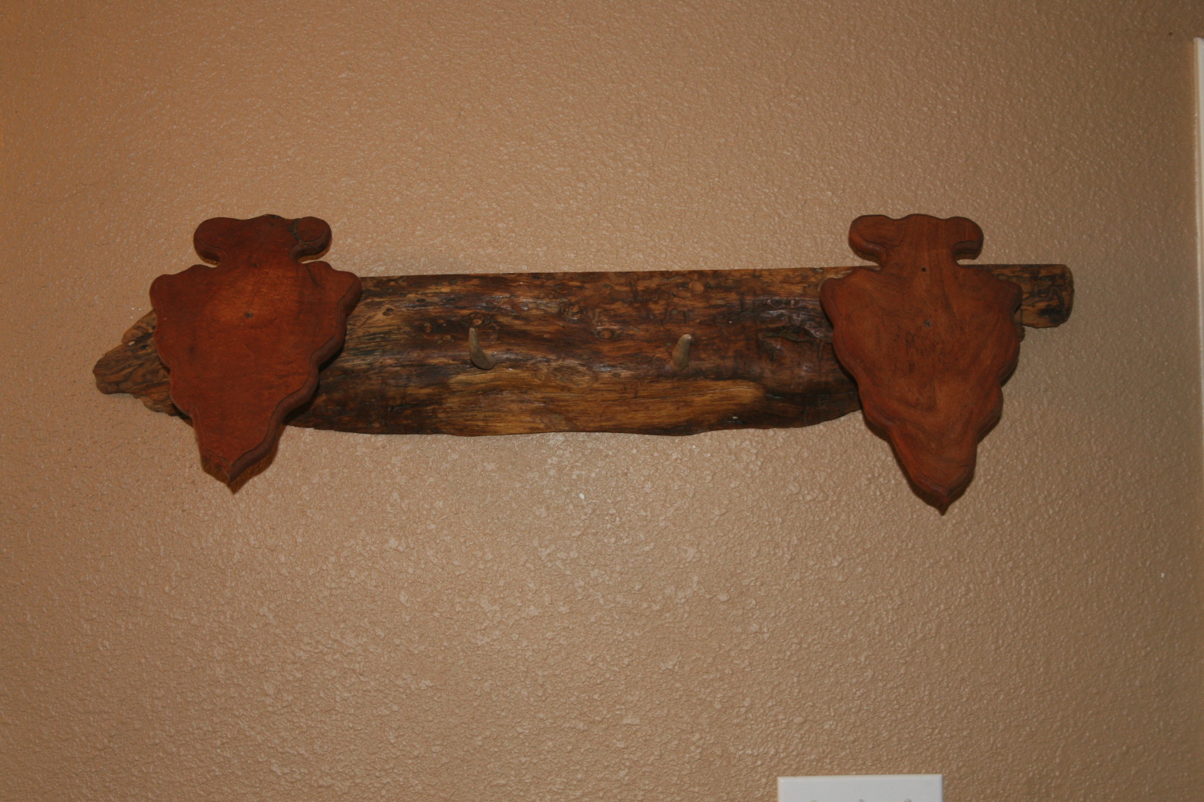 custom mesquite double arrowhead with antler coathooks